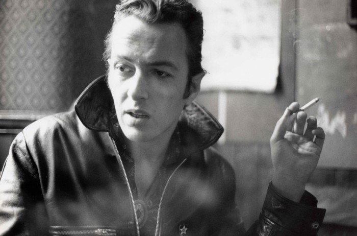 Efemérides - Página 20 Joe-strummer-leather-cig-700x462