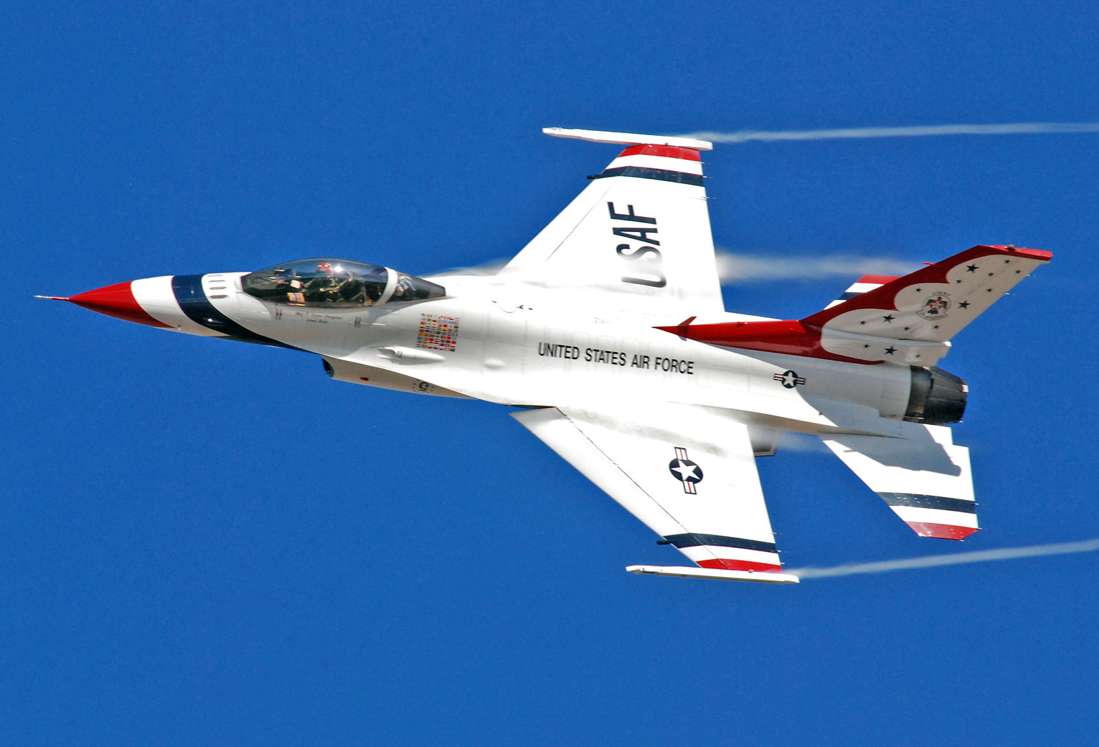 http://static1.1.sqspcdn.com/static/f/343804/8324141/1283045068757/Thunderbirds-F-16-Blue-Sky.jpg?token=RjU0a90uY%2FAXIW%2FM%2BhB76EzDqDc%3D