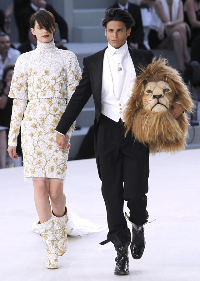 Chanel Haute Couture Fall/Winter 2010/2011 - Full Fashion Show -  gangstersaysrelax - We <3 Music