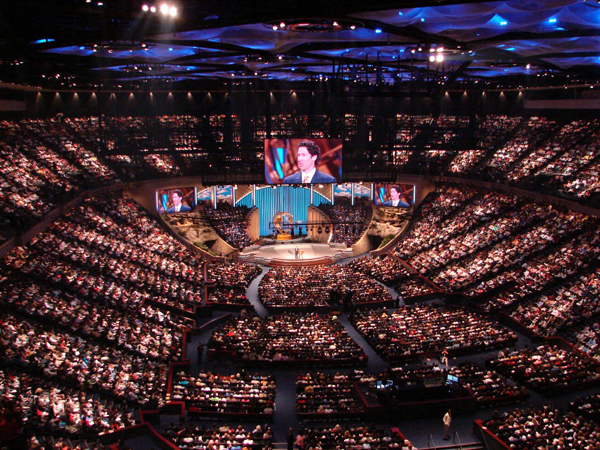 lakewood-audience-wide-shot600.jpg