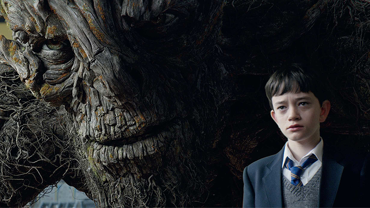 Lewis Macdougall dan sosok Monster (Liam Nesson)